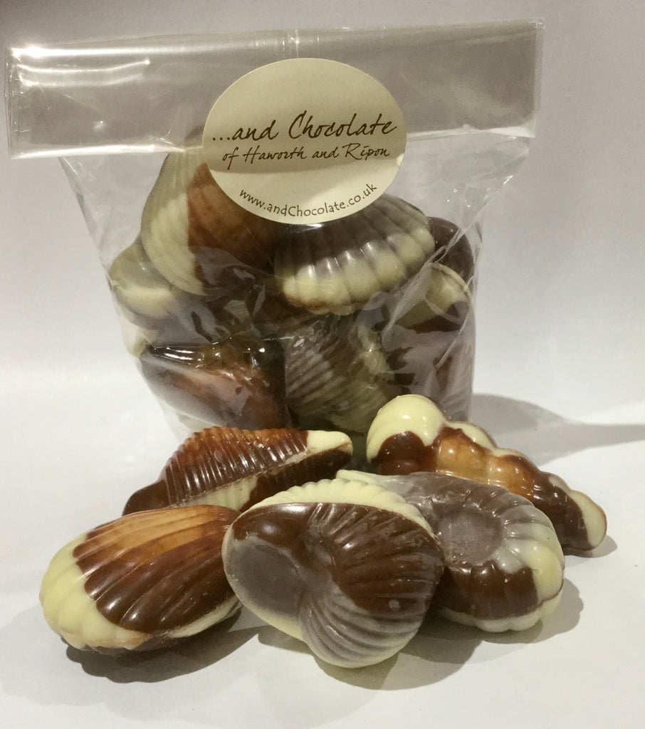 Praline hazelnut seashells